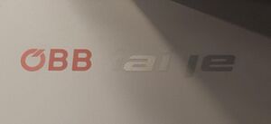 Ein ÖBB-Railjet-Schriftzug, aber es fehlen etliche Buchstaben. Dadurch bleibt "ÖBB ai je" über.